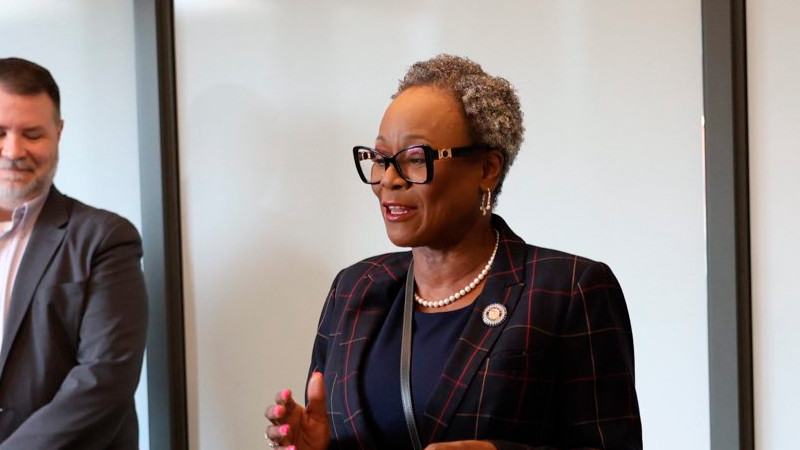 Alcaldesa de Los Ángeles firma orden ejecutiva en contra de ICE; les prohíbe usar propiedad pública 