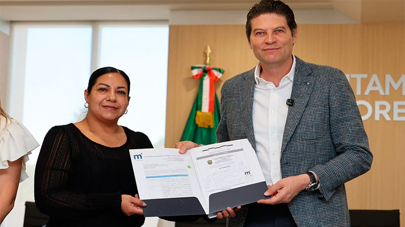 Alfonso Martínez Alcázar entrega certeza jurídica a vecinos de Ampliación Los Sauces 