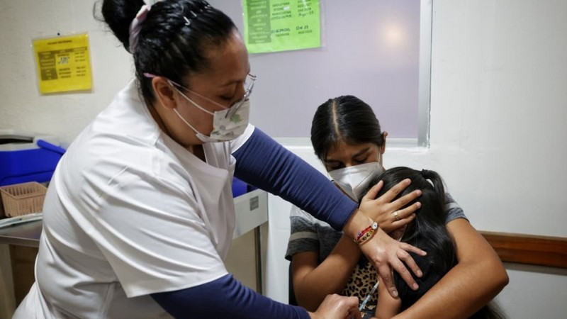 Llama Martí Batres a madres y padres de familia a vacunar a sus hijas e hijos contra el sarampión 