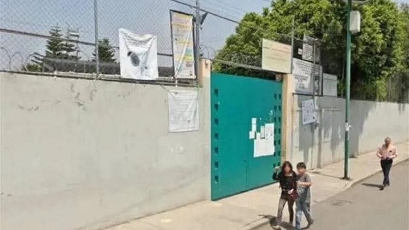 Riña entre estudiantes termina con adolescente apuñalado afuera de secundaria en la CDMX 
