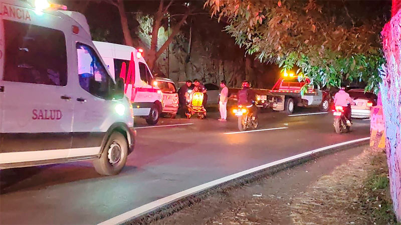 Se estrella automóvil con árbol cerca de Casa Michoacán en Morelia; hay una persona herida 