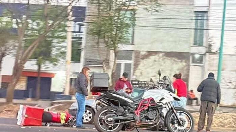 Motociclista choca con vehículo y es trasladado grave al hospital en Morelia, Michoacán 