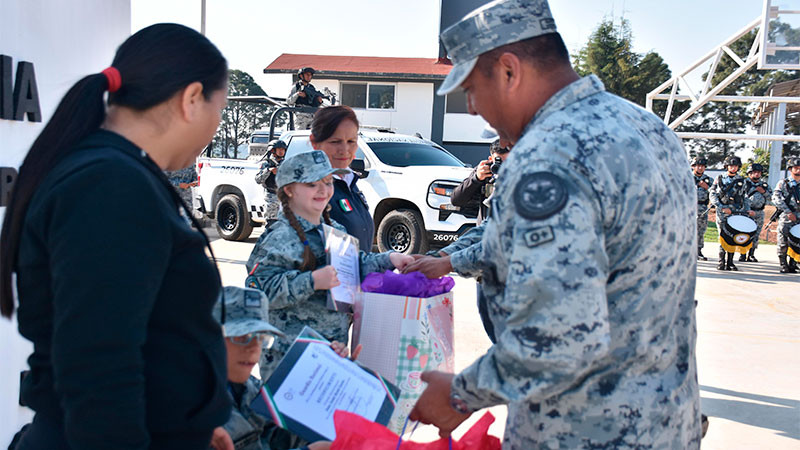 Nombra la Guardia Nacional a dos jóvenes Guardias Honorarios por un día en el municipio Uruapan, Michoacán 