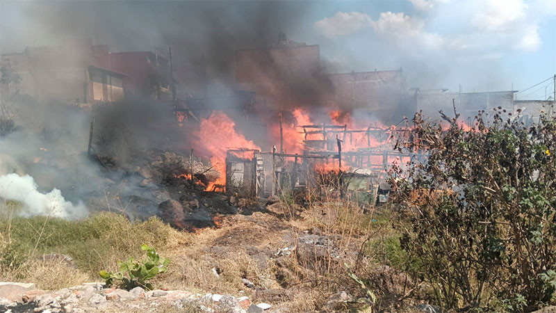 Incendio consume tres humildes viviendas en la colonia Ciudad Jardín de Morelia, Michoacán 