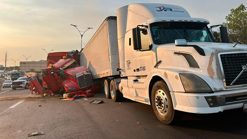 Se registra aparatoso choque entre tráilers en la carretera de cuota a Celaya de la capital queretana  