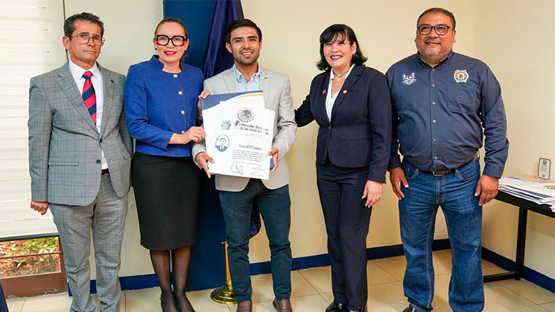 Entrega masiva de Títulos; Yarabí Ávila convoca a poner en alto el nombre de la UMSNH 