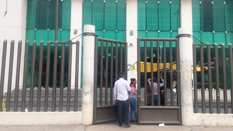 Lanzan artefacto explosivo dentro de juzgados del penal Neza-Bordo; hay dos heridos 