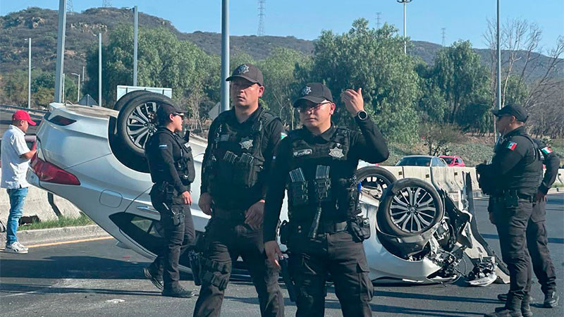 Auto vuelca en el boulevard Bernardo Quintana de la capital queretana; dejó daños materiales  
