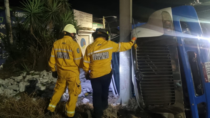 Lluvia de papayas paraliza la salida a Pátzcuaro: Vuelca camión en Morelia, Michoacán  