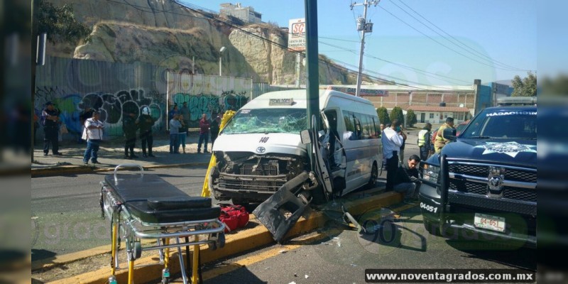 Choca combi de la Ruta Gris en Morelia, hay 5 heridos  - Foto 0 
