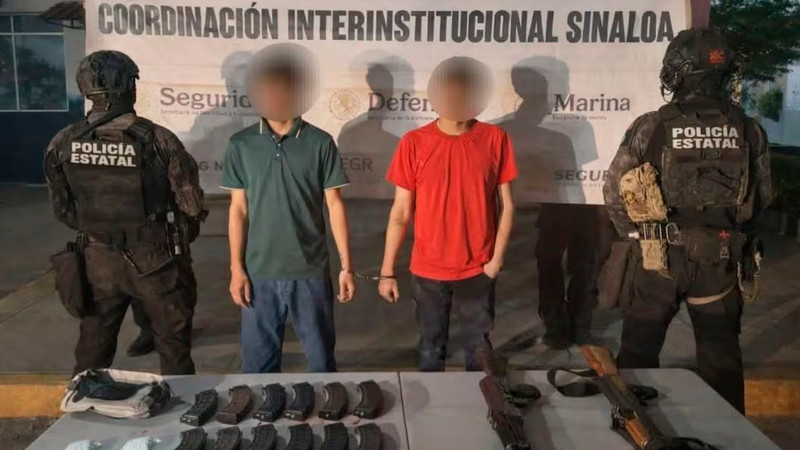 Caen tres con armas largas, explosivos y opioides sintéticos en Sinaloa; rescatan a una persona 