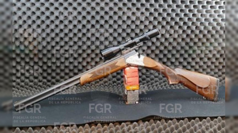 Cae dúo armado en Michoacán: Detienen en operativo a dos sujetos en posesión ilegal de rifle 