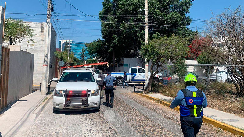 Hombre se electrocuta y cae de 5 metros de altura en la colonia Álamos de la capital queretana; se encuentra grave 