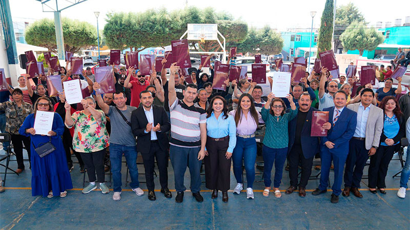 Gladyz Butanda hace entrega de escrituras gratuitas en Zacapu 