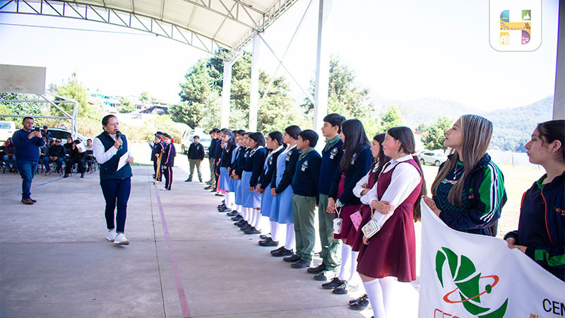 Encabeza Jeovana Alcántar la inauguración de la techumbre de la Escuela Telesecundaria José María Pino Suarez de la localidad de Mata de Pinos en Ciudad Hidalgo, Michoacán  