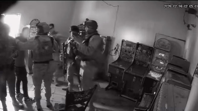 Captan en video a militares golpeando y amenazando a joven por más de 10 minutos en Peribán, Michoacán 