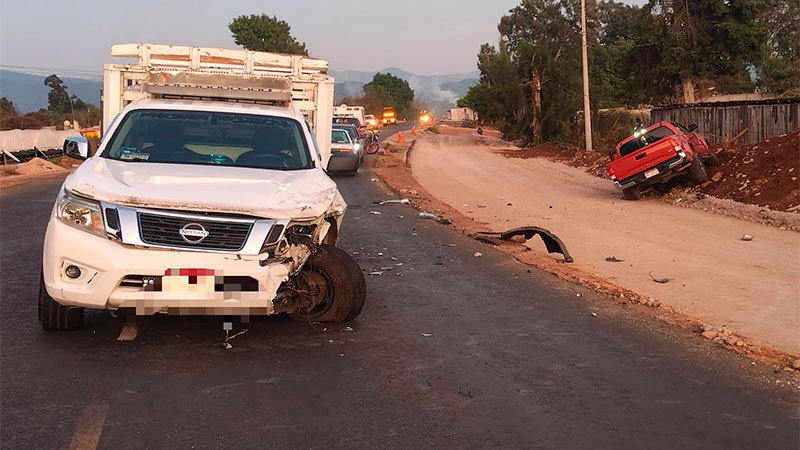 Choque en la carretera Zitácuaro-Morelia, deja daños materiales 