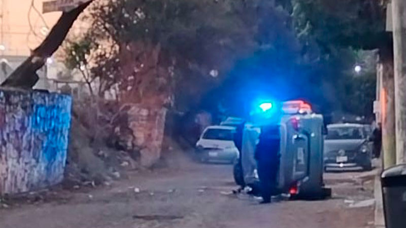 Sale del camino y vuelca en la colonia Sauces, de la capital de Querétaro 