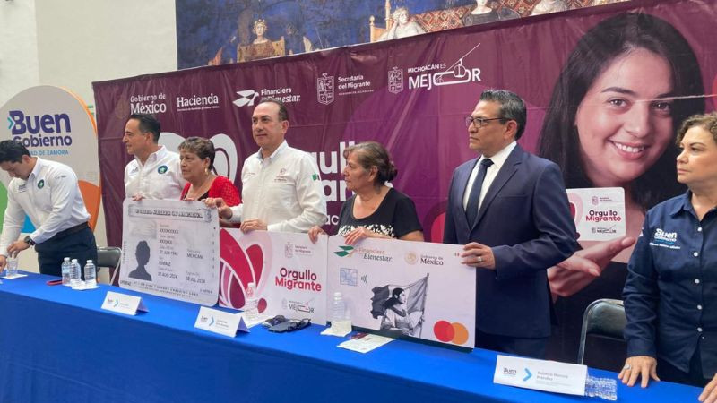 Semigrante entrega tarjetas Orgullo Migrante y visas a 50 beneficiarios de Zamora 