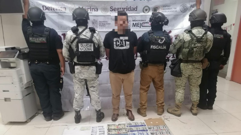 Capturan a hombre con placas, licencias de conducir y tarjetas de circulación en Zamora, Michoacán; también poseía estupefacientes 