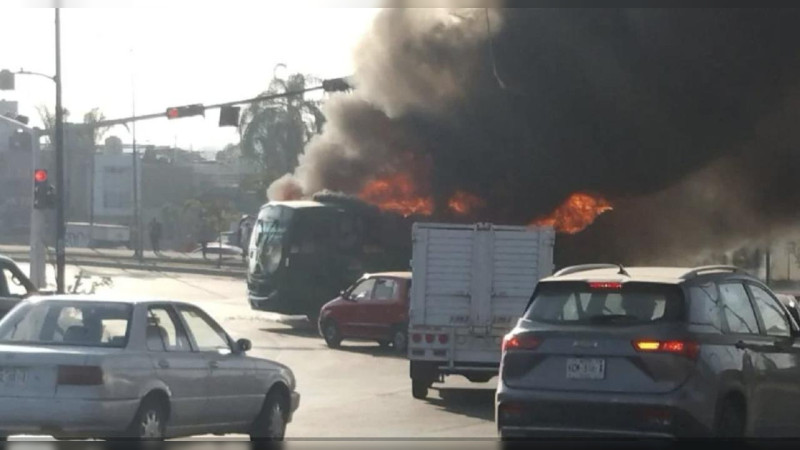 Activan código rojo en Jalisco: presunta captura de máximo líder desata balaceras, bloqueos y quemas en esa entidad y Michoacán  