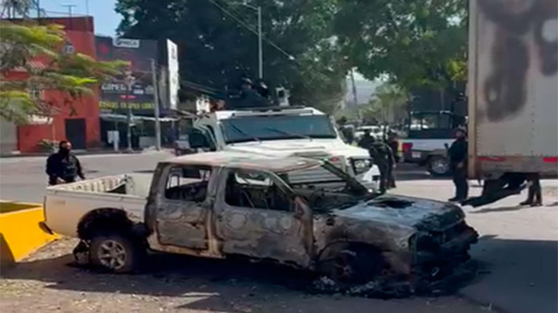 Guardia Civil libera bloqueos con apoyo de vehículos blindados en Michoacán; secretario encabeza operativo en región 