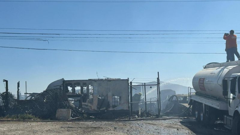 Fuerte incendio en yonke en Pinto en Santa Rosa Jáuregui  