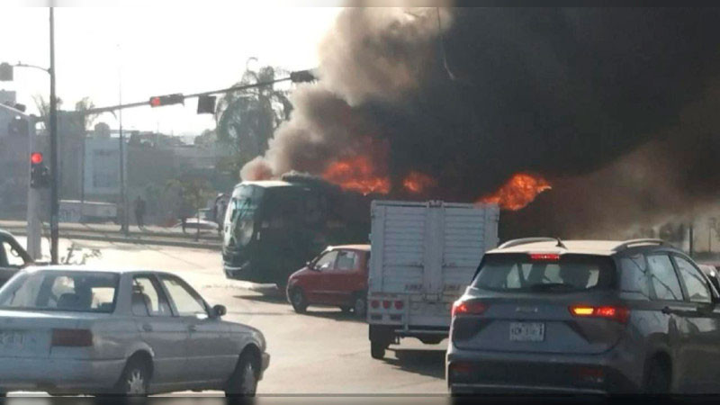 Continúan quemas de vehículos y negocios en varios puntos de Jalisco tras abatimiento de "El Mencho" 