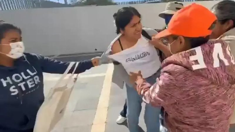 Pobladores retienen a alcaldesa de San Agustín Amatengo tras rechazo a su revocación de mandato 