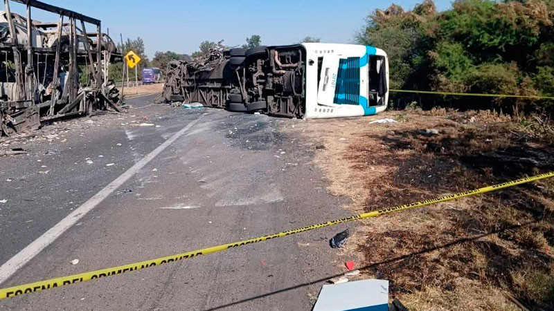 Al menos dos muertos en choque entre camión de pasajeros y tráiler siniestrado, en Vista Hermosa, Michoacán 