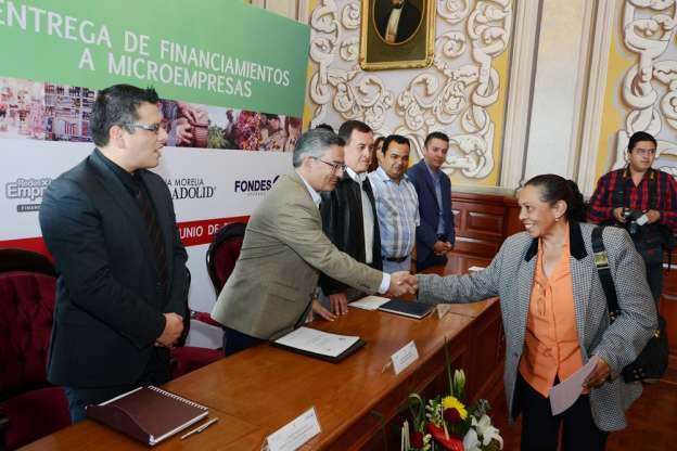 Entrega Ayuntamiento de Morelia créditos a 73 microempresarios