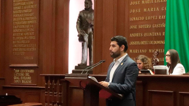 Octavio Ocampo propone proteger los saberes del mezcal michoacano 