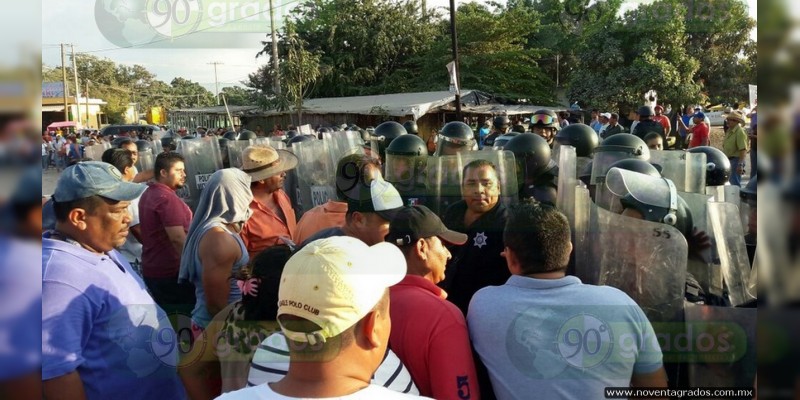 Protagonizan zafarrancho CNTE y GOEs en  Lázaro Cárdenas; hay 15 detenidos - Foto 1 