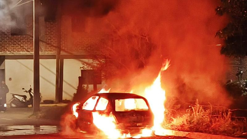 Por falla mecánica, se incendia vehículo en Purépero, Michoacán 