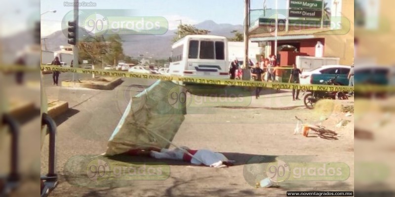 Apatzingán: Atropella microbús a pequeña en bicicleta - Foto 0 