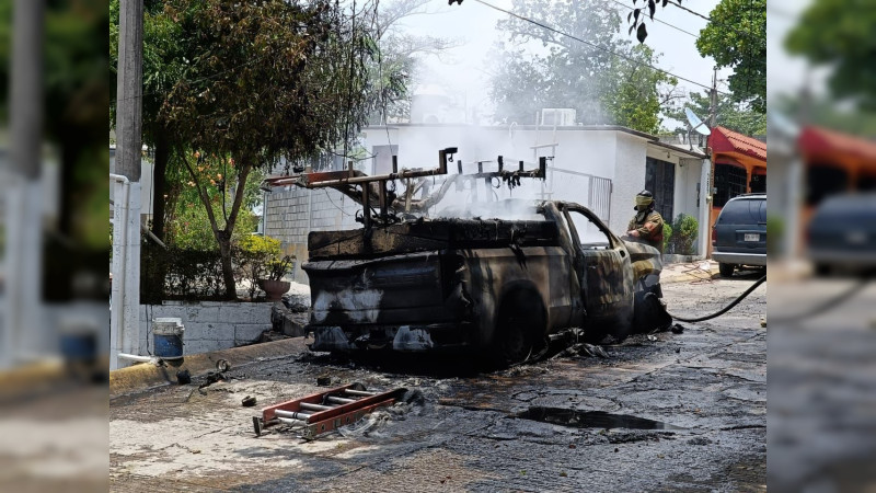 En medio de ola de inseguridad por muerte del Mencho, roban y queman camionetas de la CFE en Turicato, Michoacán; FGR ya investiga 