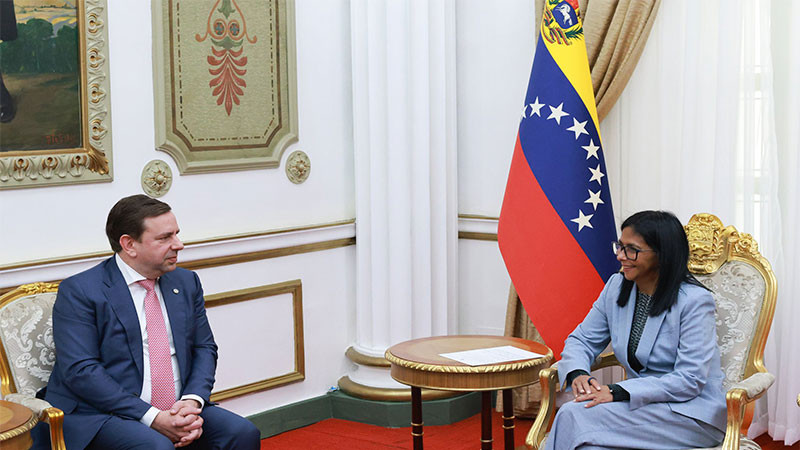 Se reúne Delcy Rodríguez con la petrolera Shell para reactivar la explotación de gas 