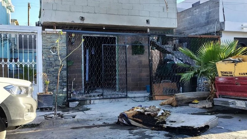 Expareja irrumpe en vivienda y le prende fuego con gasolina; mujer lucha por su vida en Apodaca, Nuevo León 