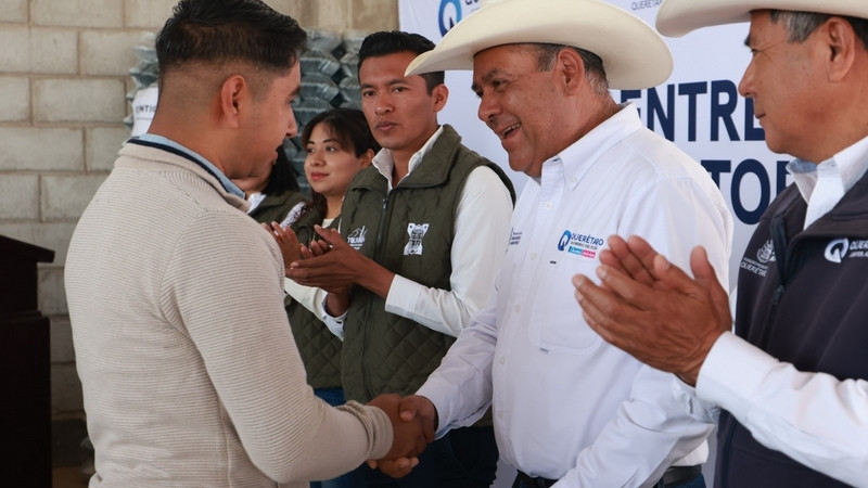 Entrega SEDEA apoyos a productores de Tolimán, Querétaro 