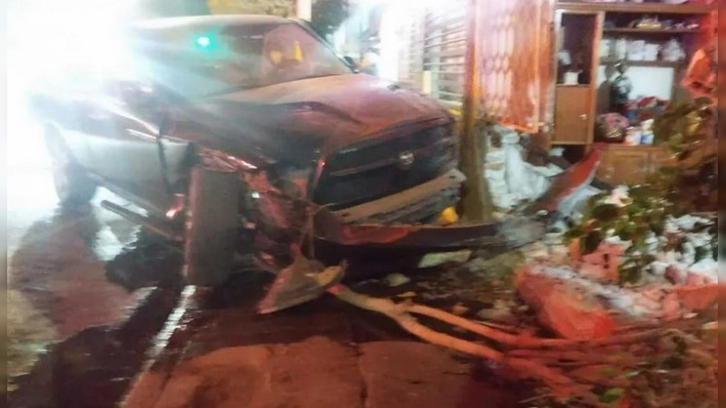 Automovilista en estado de ebriedad se lleva barda de casa y saca susto a habitantes dormidos en Torreón 