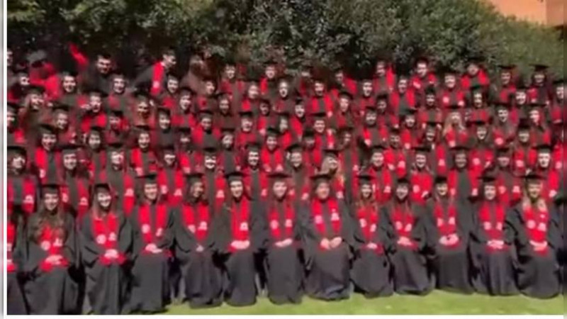 Colapsan gradas en plena foto escolar en la IBERO CDMX; hay al menos 10 lesionados 