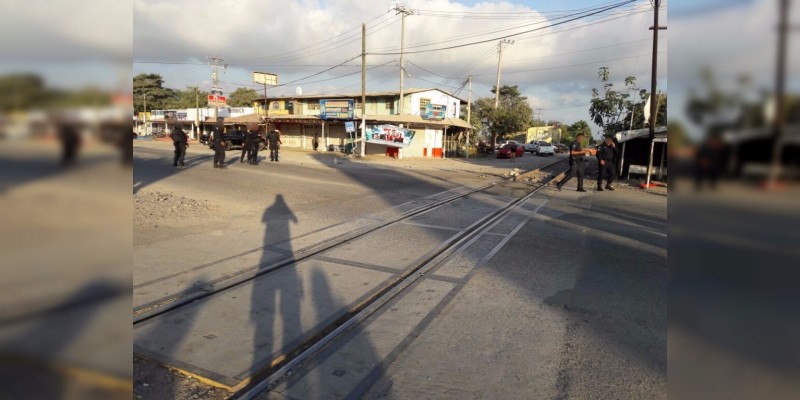 Liberan SSP y PF vías del tren en Guacamayas 
