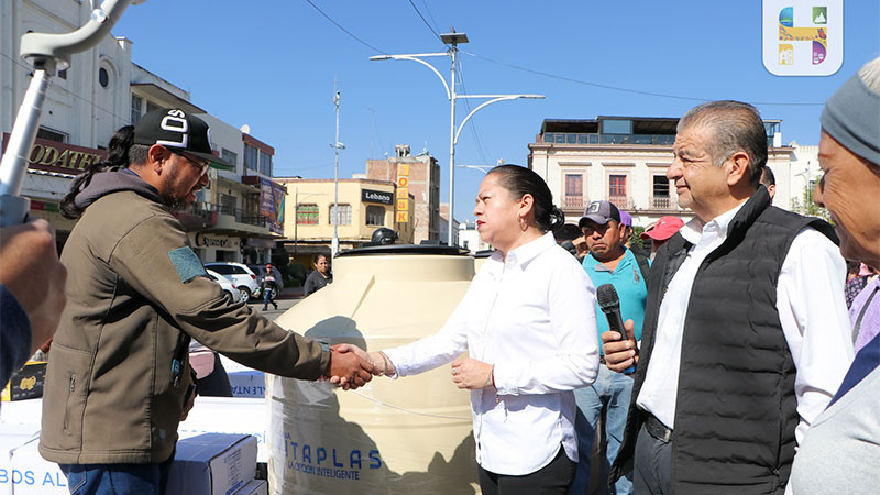 Entrega Jeovana Alcántar apoyos sociales en beneficio de 124 familias de Ciudad Hidalgo, Michoacán  