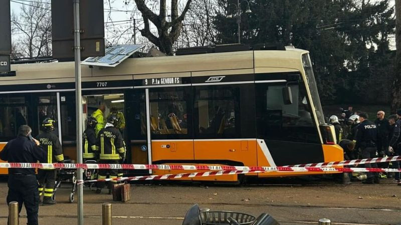 Fallecen dos personas tras descarrilamiento de tranvía en Milán, Italia 
