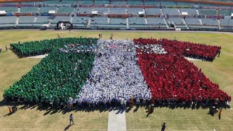 México impone Récord Guinness con la imagen humana de la camiseta de futbol más grande del mundo 