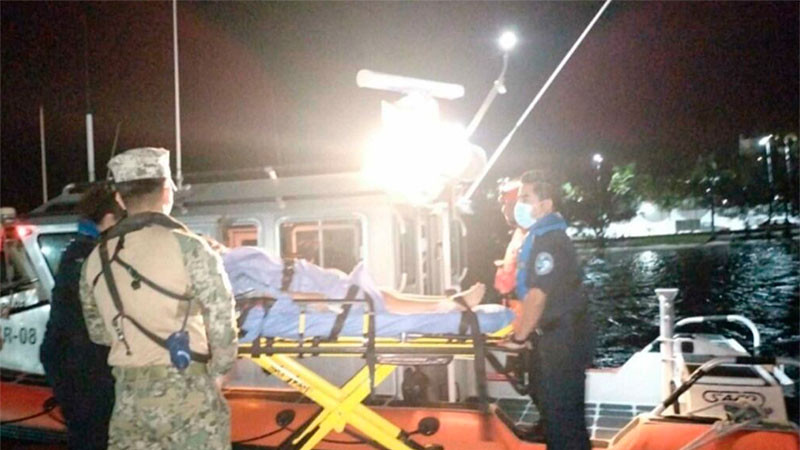 Traslada la Secretaría de Marina a dos personas que fueron lesionadas por arma de fuego de Isla Mujeres a Cancún 