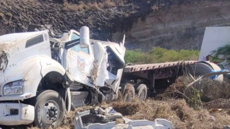 Exceso de velocidad causó la salida de camino y volcadura de un tráiler en el Norponiente, Querétaro 