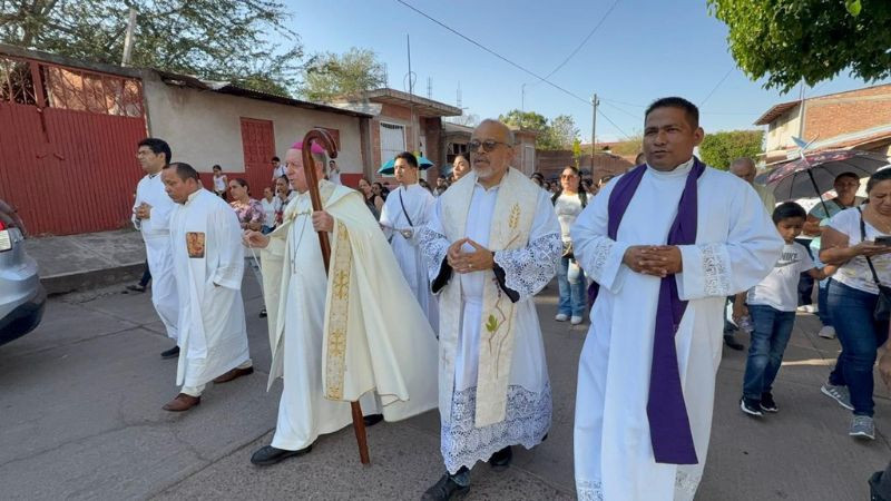 Habitantes de Aguililla realizan procesión para pedir por la paz tras recientes hechos de violencia 