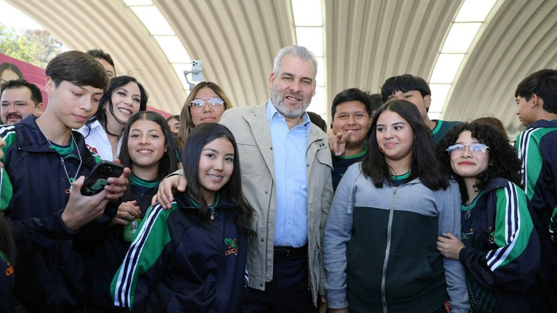 Se acabó el gasto en recargas; todos los estudiantes de prepas y universidades públicas tendrán internet gratis: Bedolla 