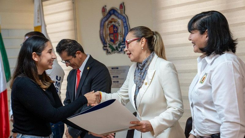 Toma de decisiones debe incidir de manera positiva en el entorno, señala Yarabí Ávila a recién titulados  